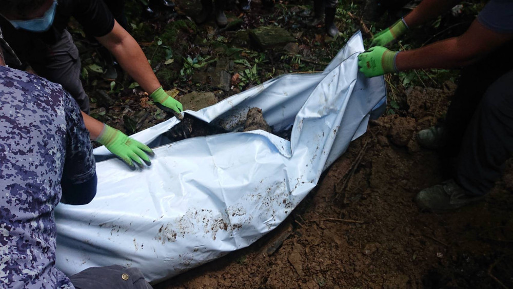 工作人員將東卯山黑熊遺體裝袋運送至農委會家畜衛生試驗所解剖以鑑定死因 69459 1